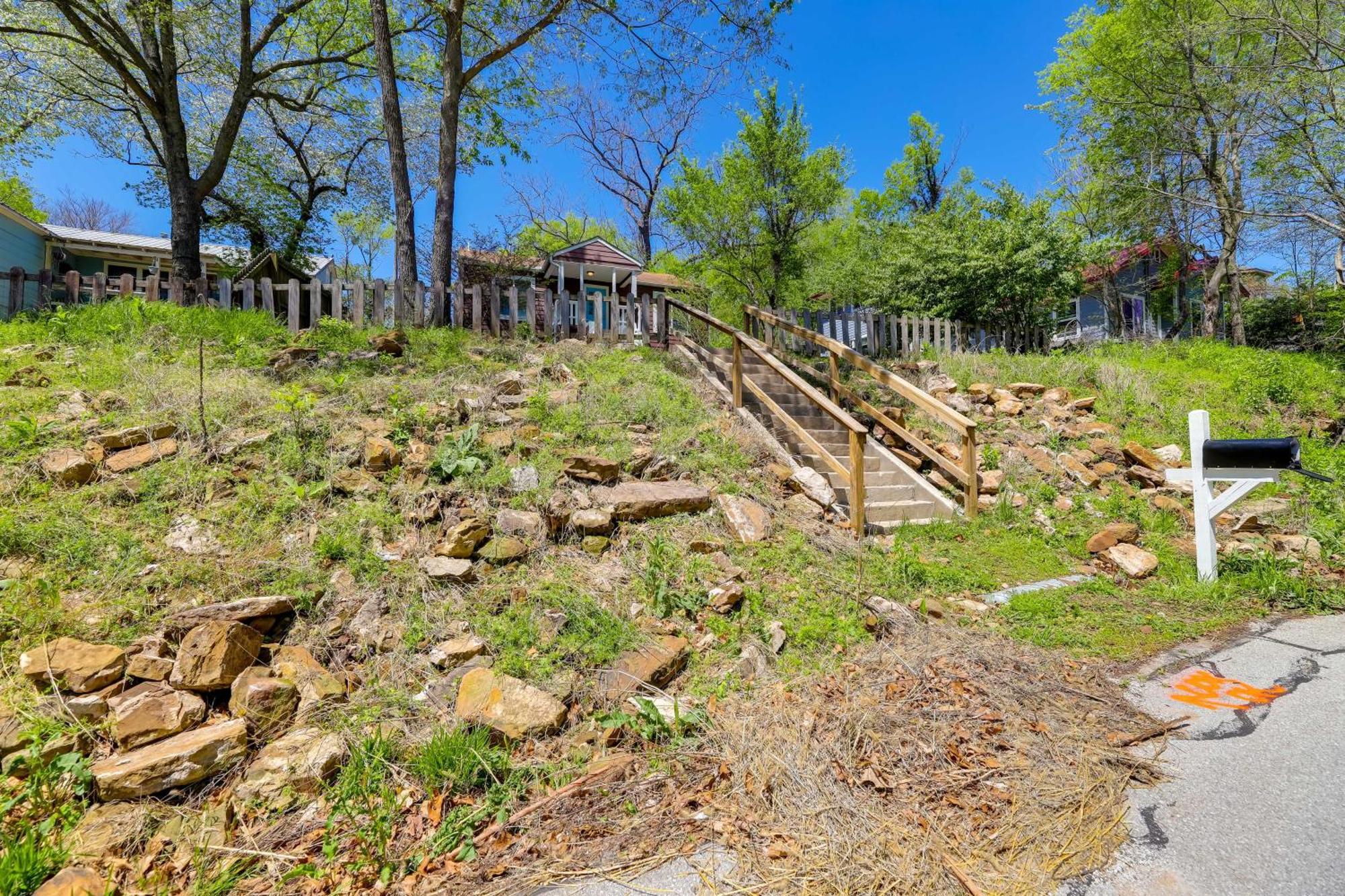 Fayetteville Retreat With Yard - Walk To Campus! Exterior photo