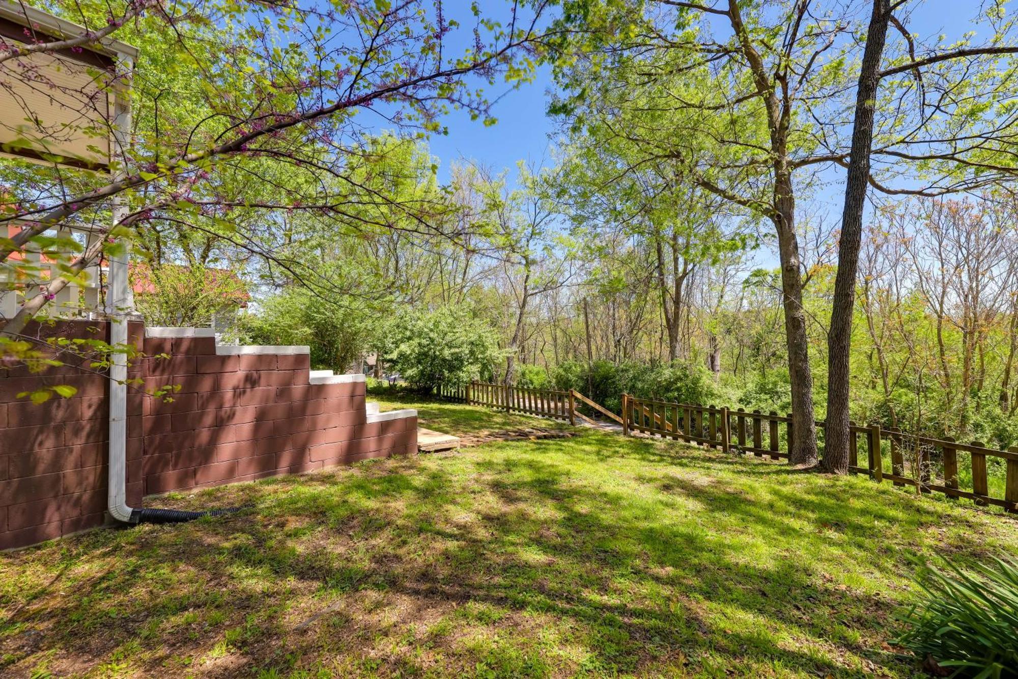 Fayetteville Retreat With Yard - Walk To Campus! Exterior photo