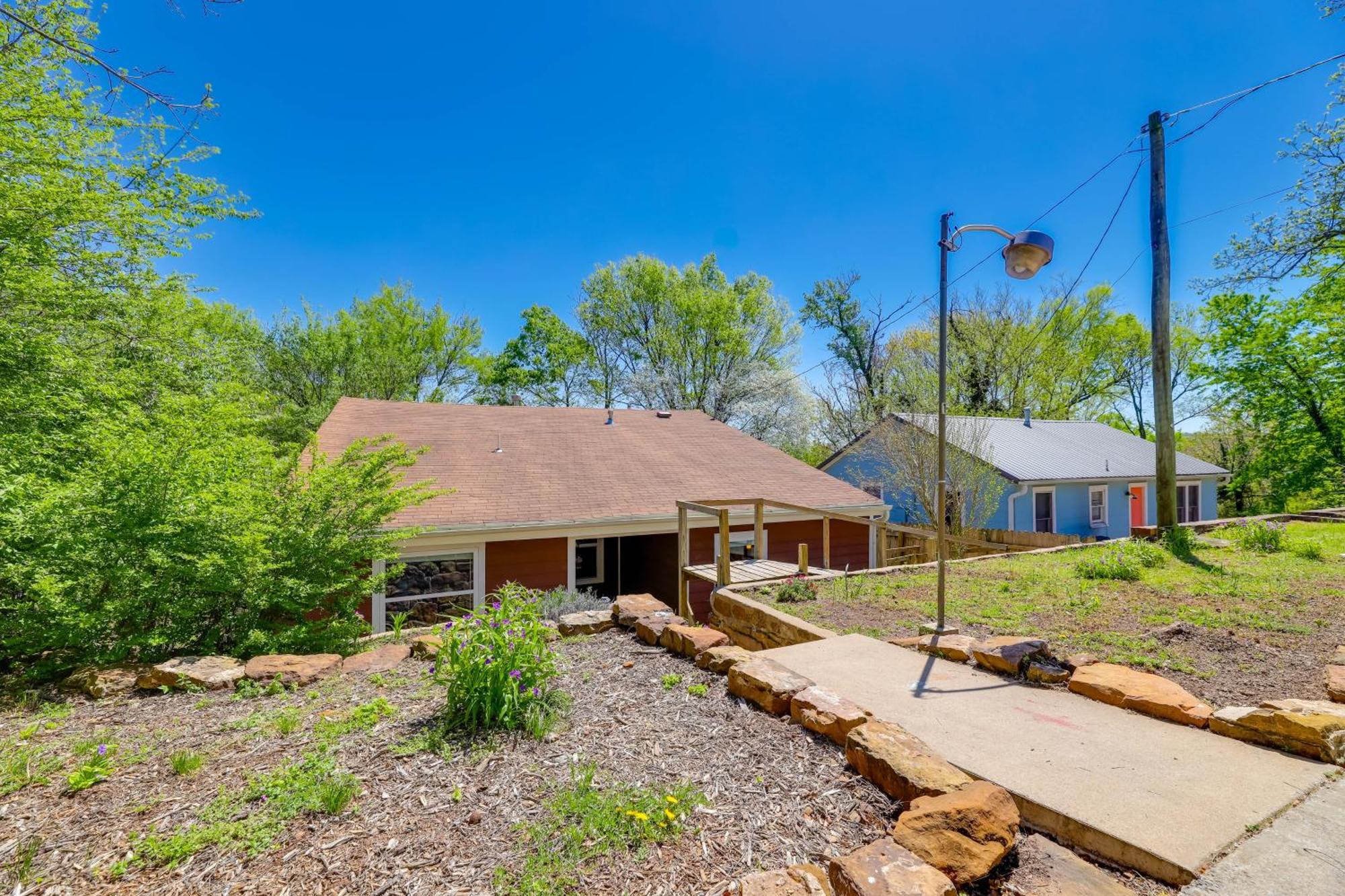 Fayetteville Retreat With Yard - Walk To Campus! Exterior photo